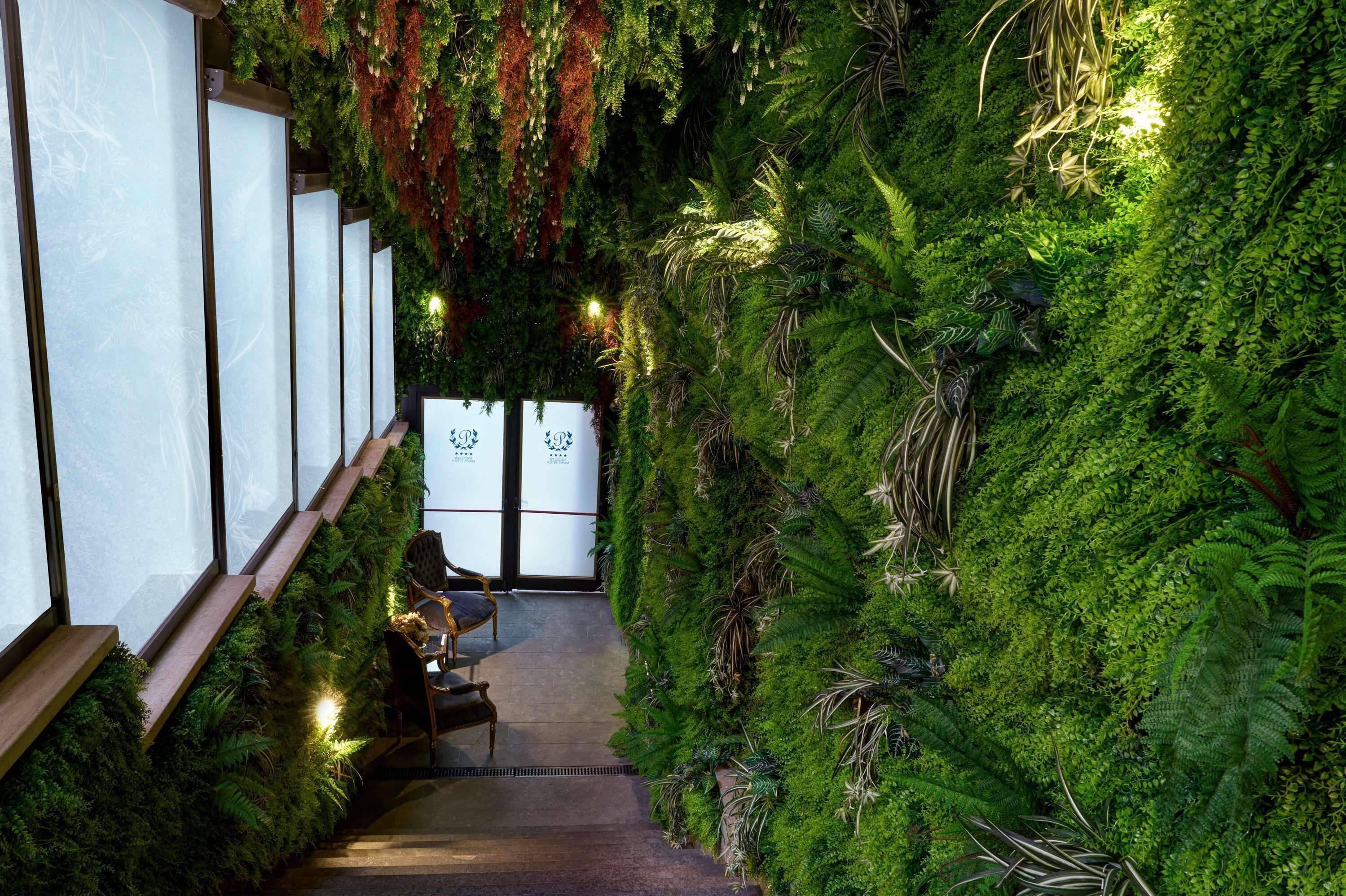 供应午餐和晚餐，地区菜