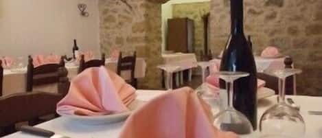 2 ravintolaa, joissa tarjoillaan aamiainen