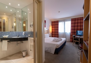 Down duvets, in-room safe, desk, blackout curtains