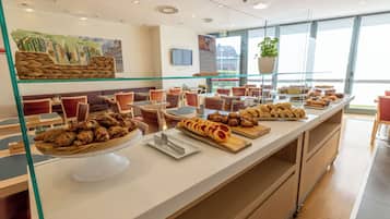 Tägliches Frühstücksbuffet (10 EUR pro Person)