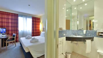 Down duvets, in-room safe, desk, blackout curtains