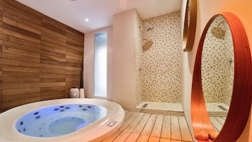 Salas de tratamiento para parejas, un sauna, una bañera de hidromasaje