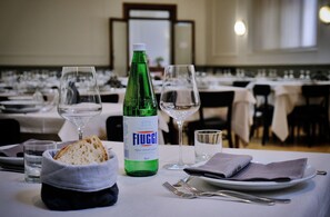 朝食 (ビュッフェ)、毎日提供 (無料)