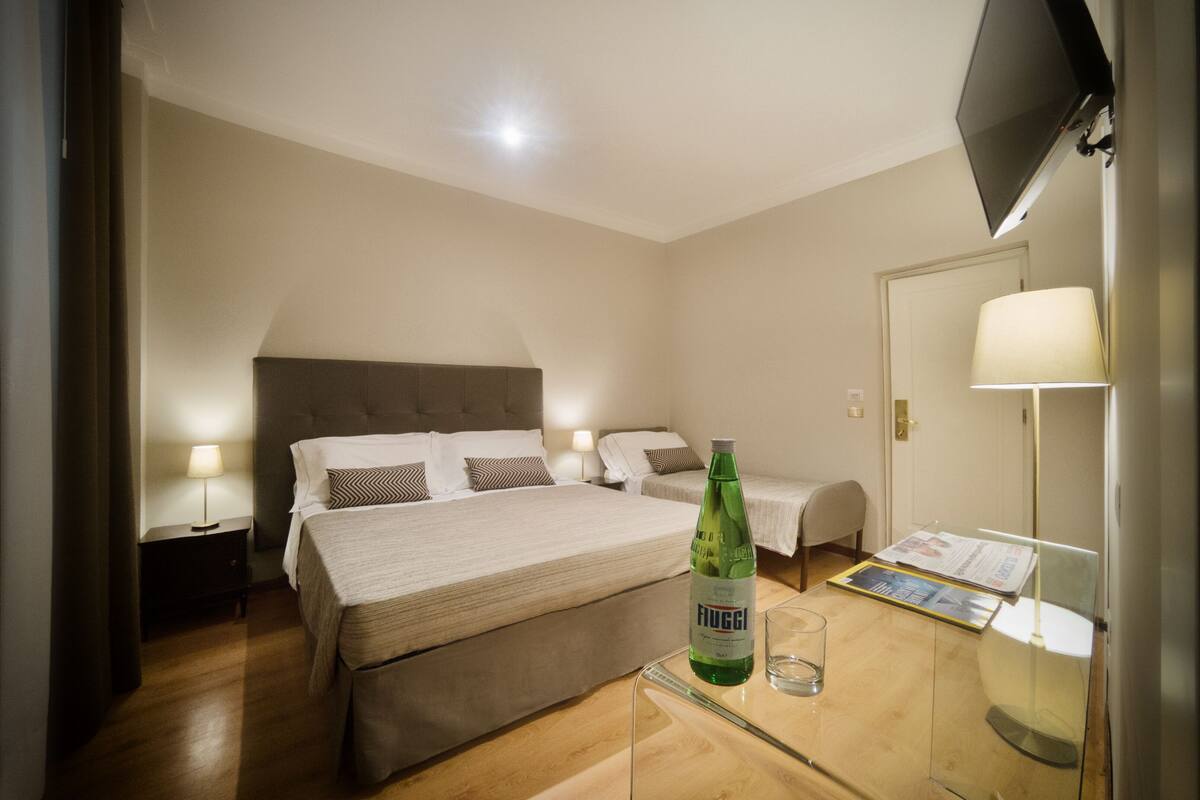 Minibar, in-room safe, desk, free WiFi