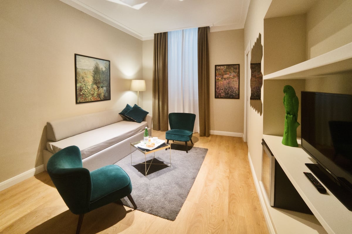 Minibar, in-room safe, desk, free WiFi