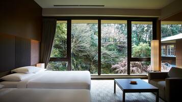 Een minibar, een kluis op de kamer, een bureau, verduisterende gordijnen