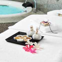 Una bañera de hidromasaje, tratamientos corporales, aromaterapia