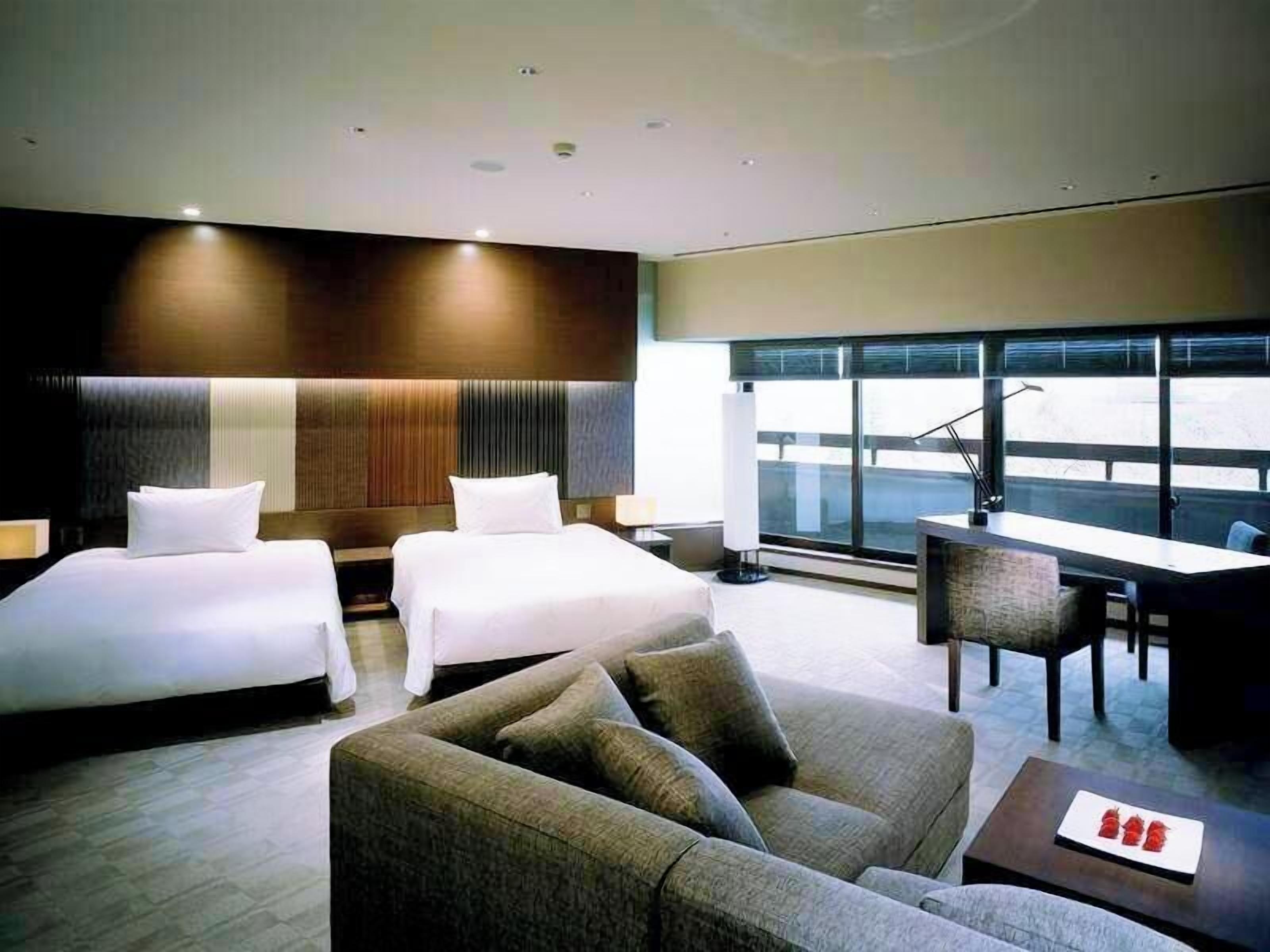 Minibar, safe på rommet, skrivebord og blendingsgardiner