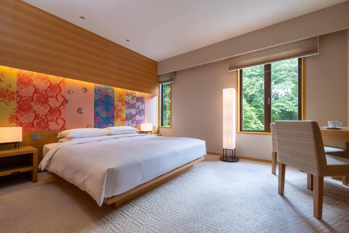 Room, 1 King Bed | Minibar, in-room safe, desk, blackout drapes