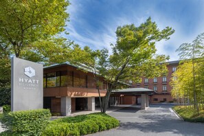 Un edificio moderno con un cartel que dice 'HYATT REGENCY KYOTO'.