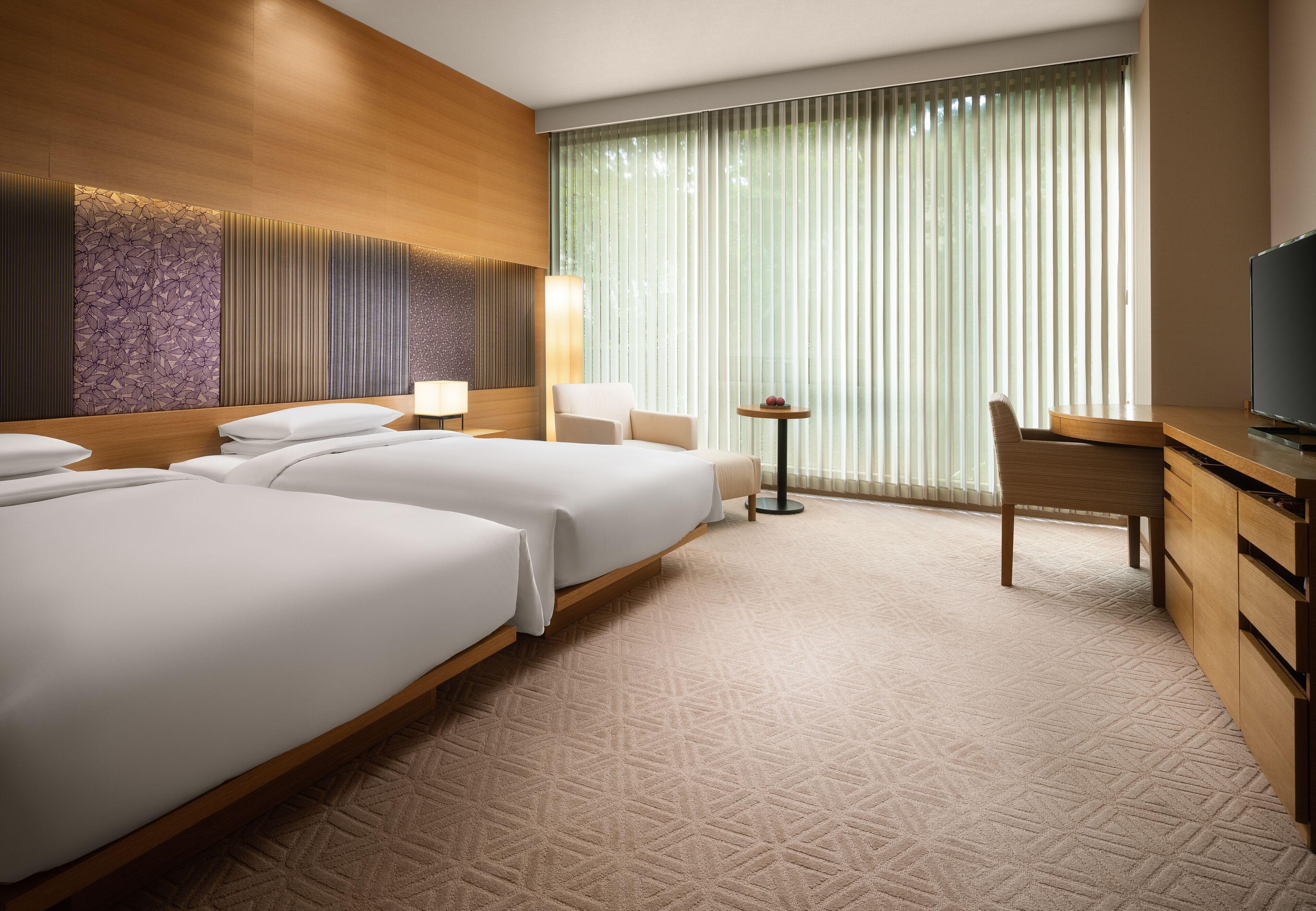 Minibar, safe på rommet, skrivebord og blendingsgardiner