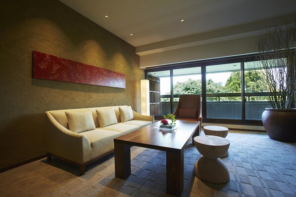 Minibar, in-room safe, desk, blackout curtains - Hyatt Regency Kyoto (Kyoto)