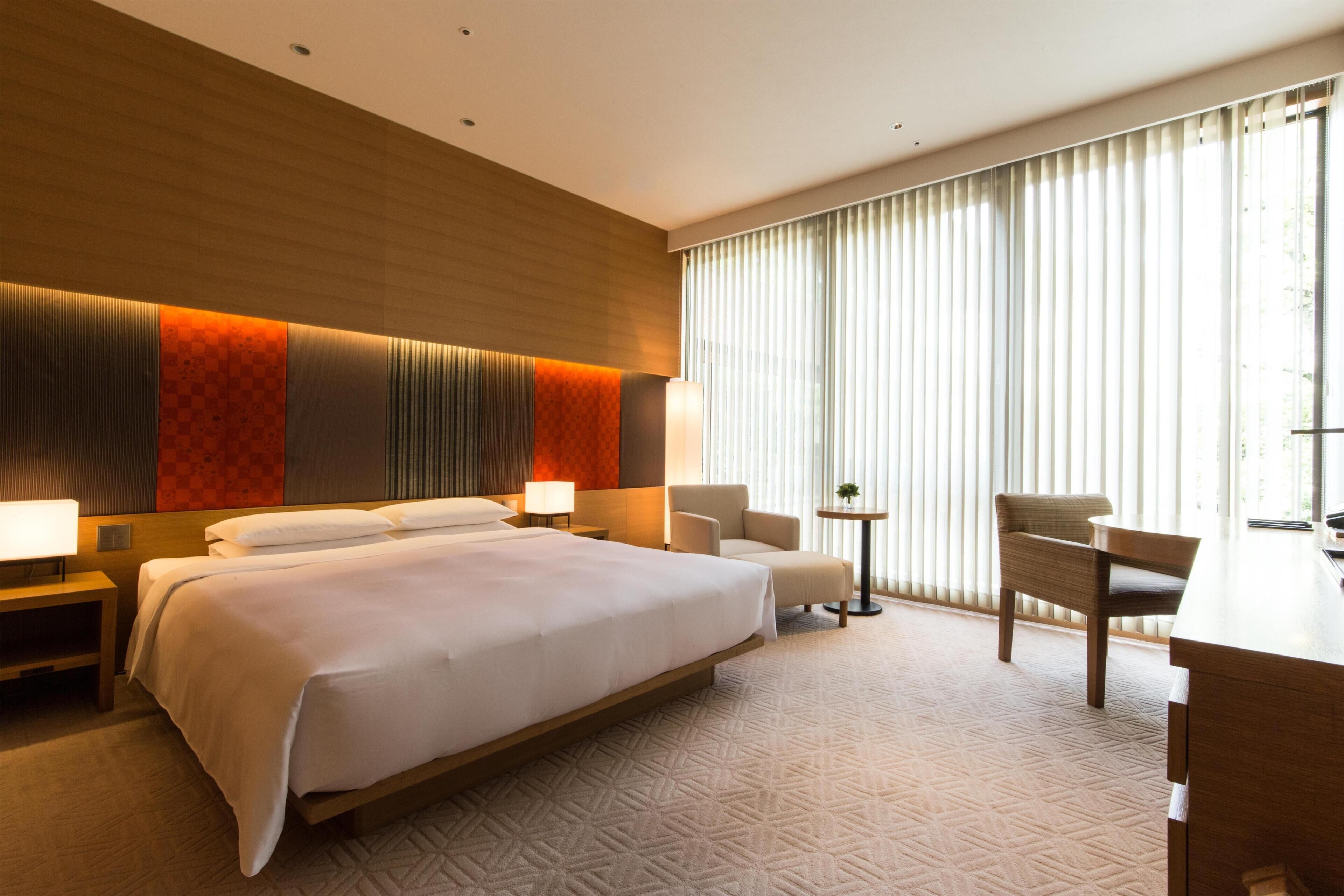Deluxe Room, 1 King Bed | Minibar, in-room safe, desk, blackout drapes