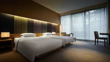 Deluxe Room, 2 Twin Beds | Minibar, in-room safe, desk, blackout drapes