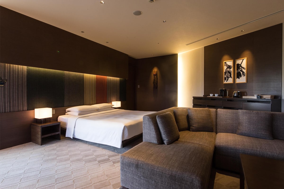 Deluxe Room, 1 King Bed, Balcony | Minibar, in-room safe, desk, blackout curtains