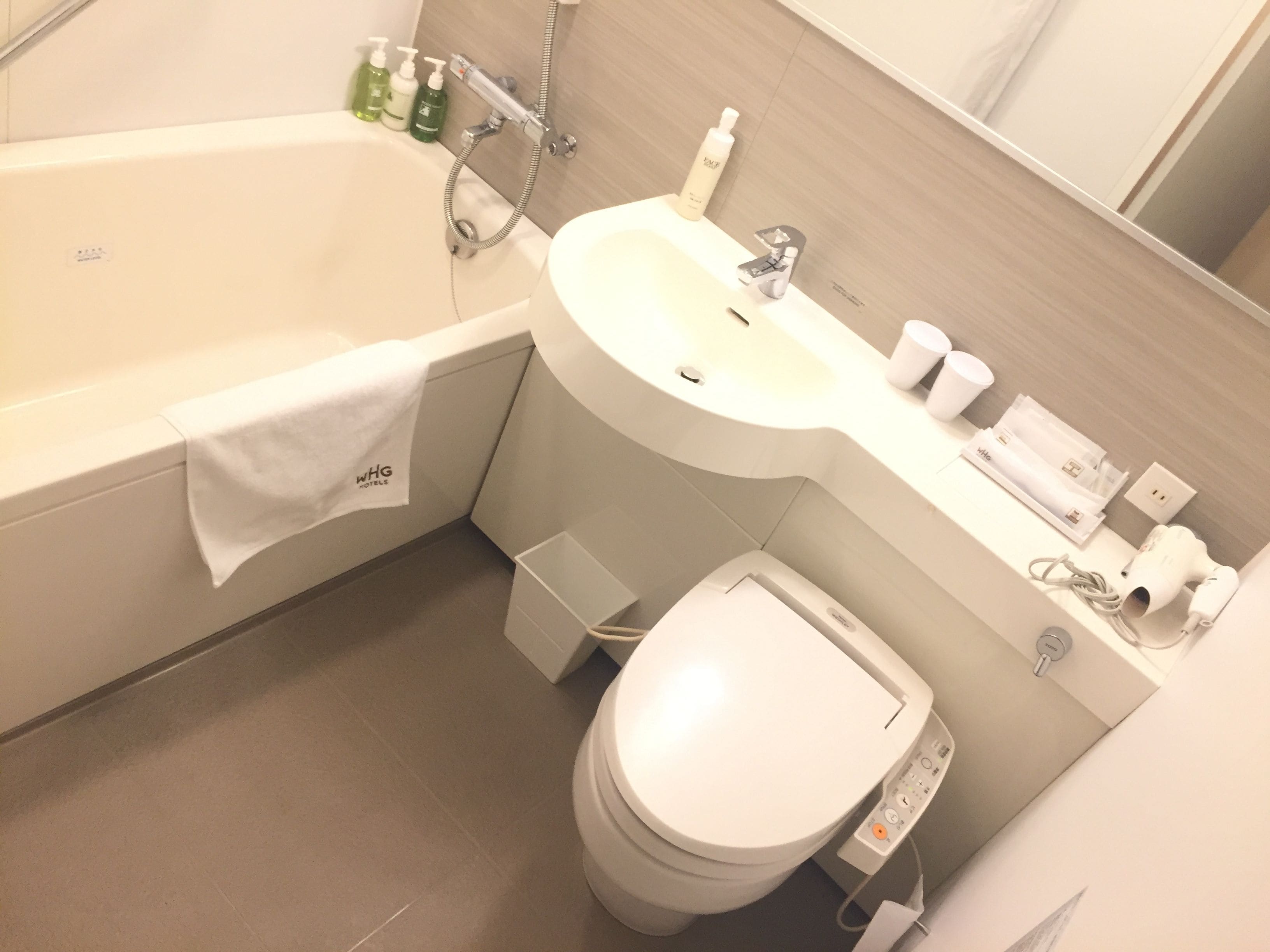 combined shower/bathtub, deep-soaking bathtub, free toiletries