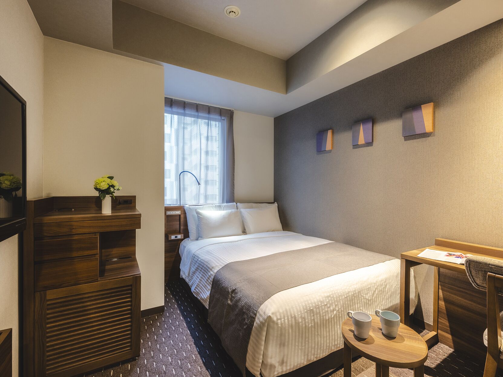 Edredón, cortinas blackout, wifi gratis y ropa de cama 