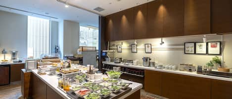 Daily buffet breakfast (JPY 2200 per person)