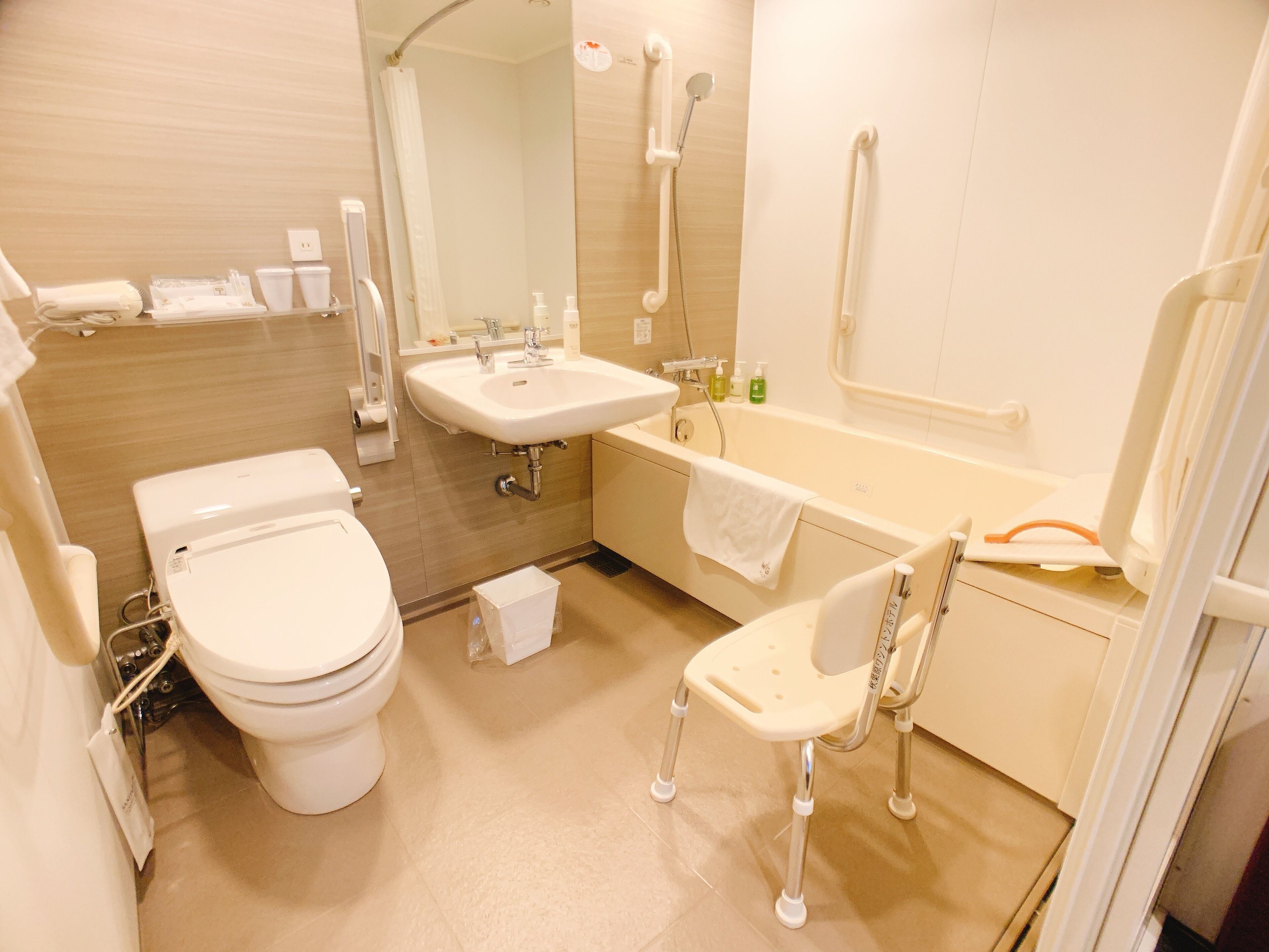 universal room, non smoking | bathroom | combined shower/bathtub, deep-soaking bathtub, free toiletries