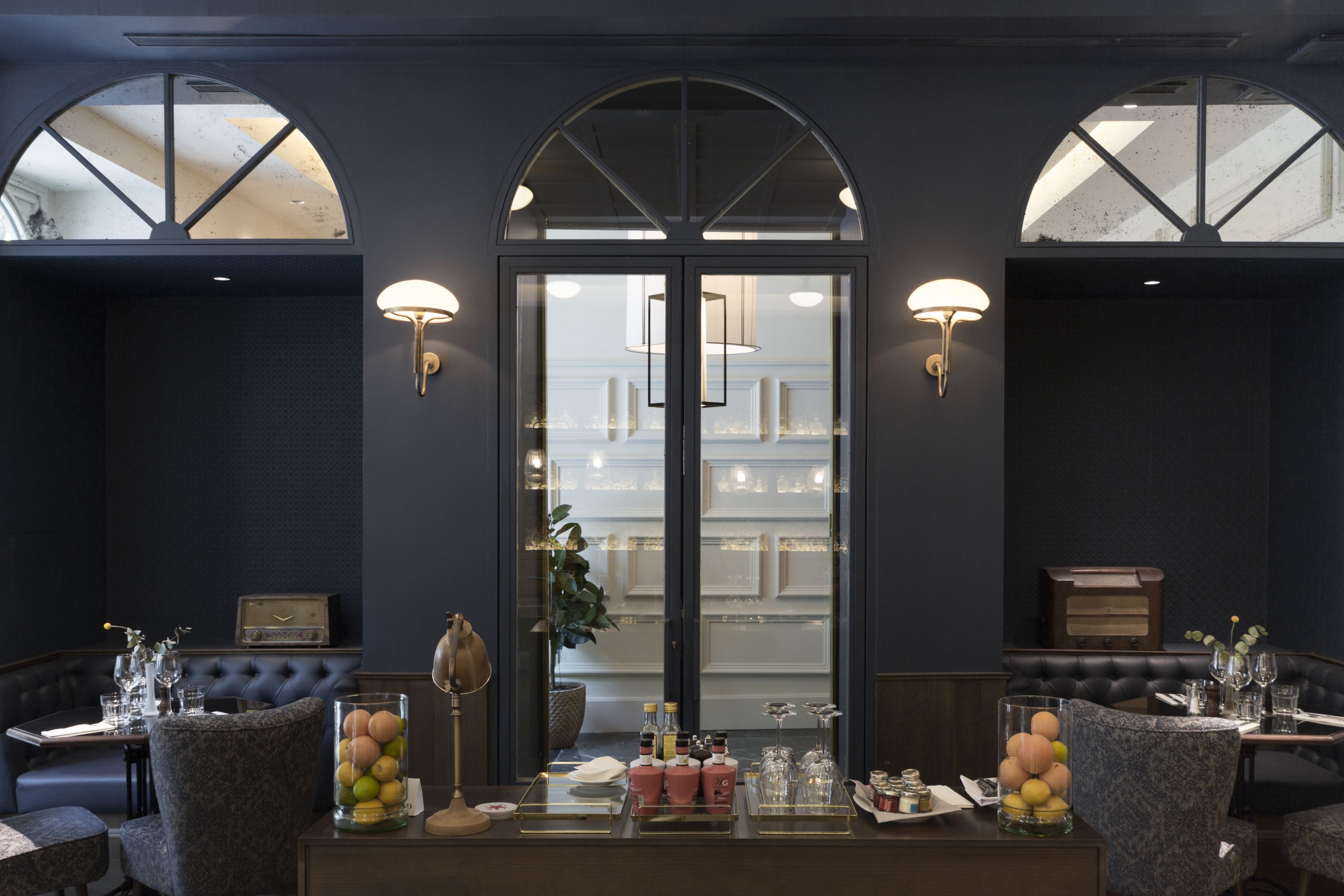 lunch, dinner, brunch served; local and international cuisine