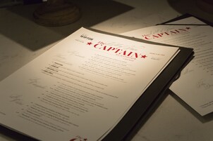 Eine Speisekarte mit dem Titel "The Bill of Fare" und "The Captain", deutlich sichtbar.