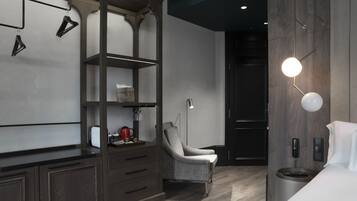 Un dormitorio moderno con cama, mesita de noche, lámpara y armario.