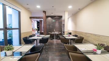 Esmorzar diari d'estil bufet (15 EUR per persona)