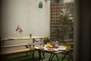Petit déjeuner buffet (15 EUR par personne)