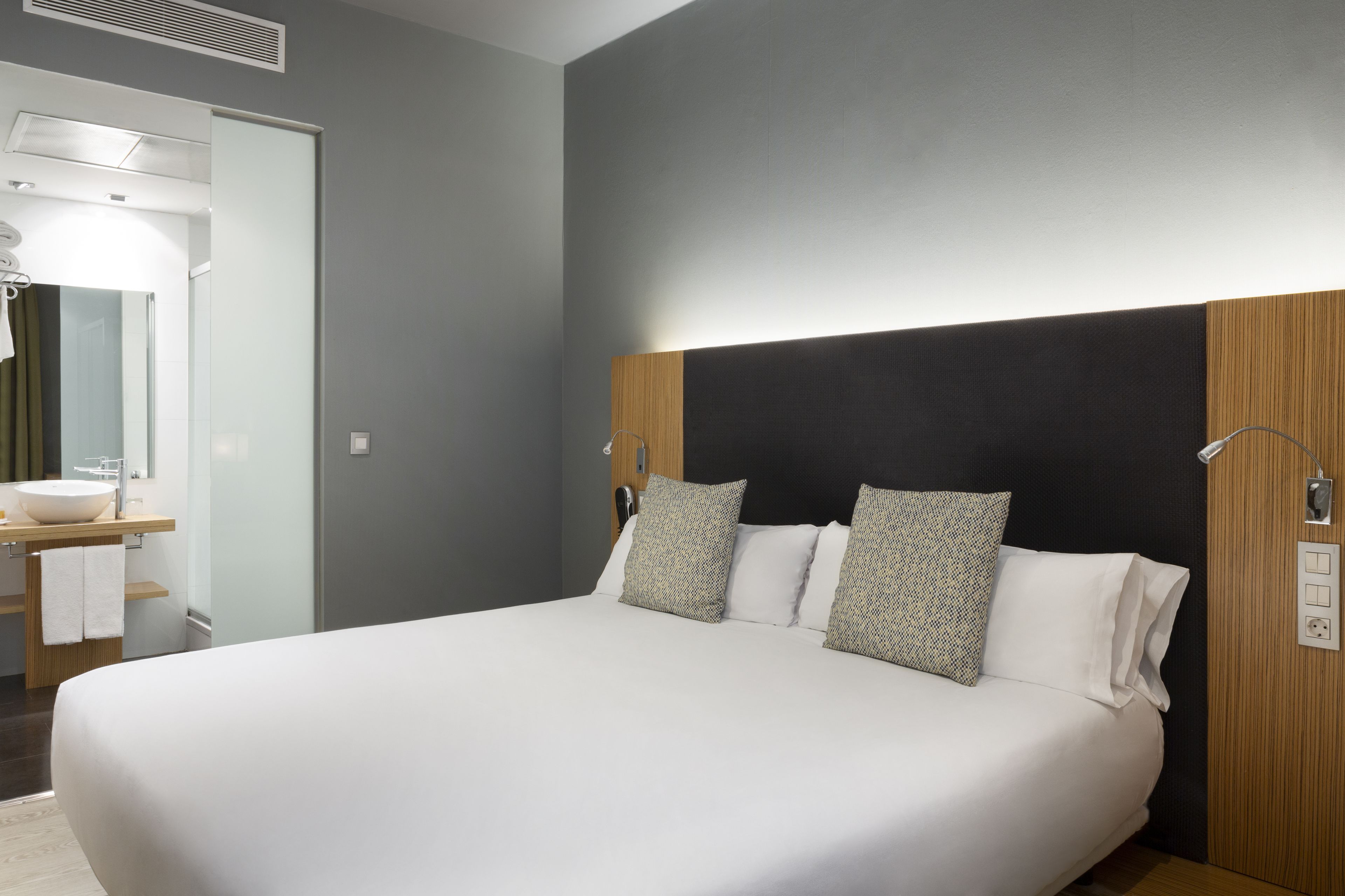 quadruple room | 1 bedroom, minibar, in-room safe, desk