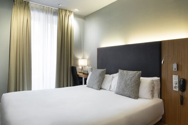 Kahden hengen standard-huone | Minibaari, tallelokero huoneessa, työpöytä, pimennysverhot