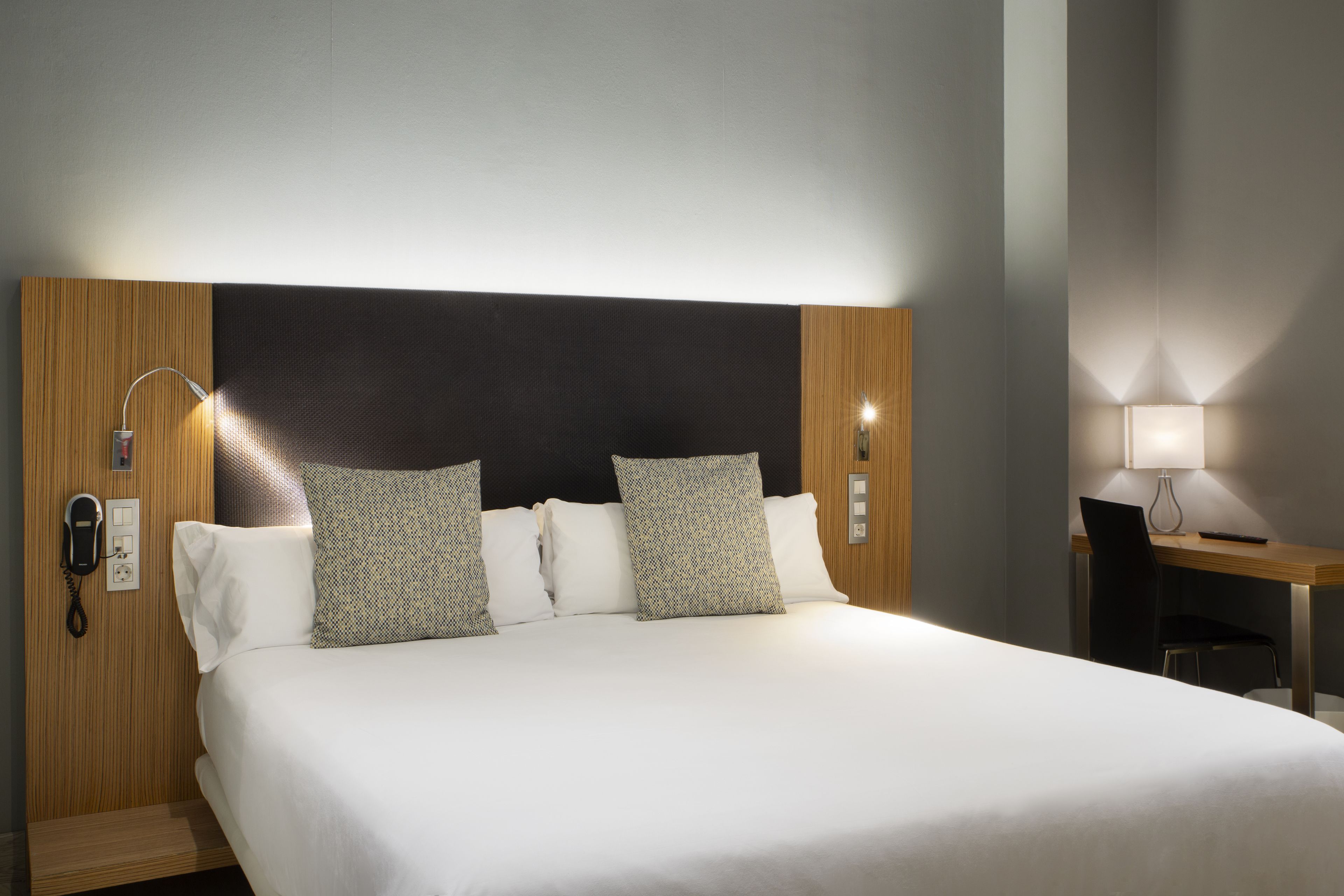 quadruple room | 1 bedroom, minibar, in-room safe, desk