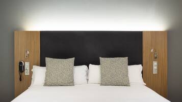 Habitación cuádruple | Minibar, caja de seguridad en la habitación y escritorio