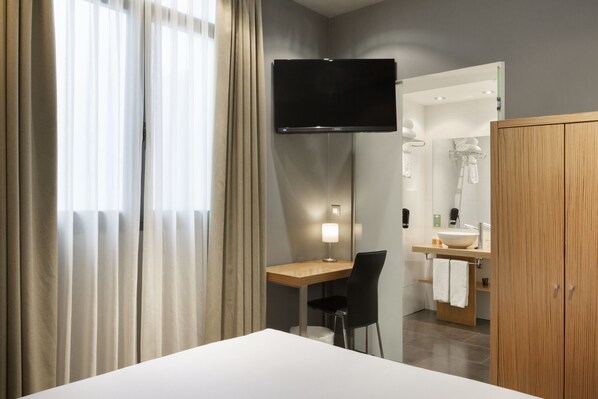 Basic dubbelrum | Minibar, värdeförvaringsskåp på rummet och skrivbord