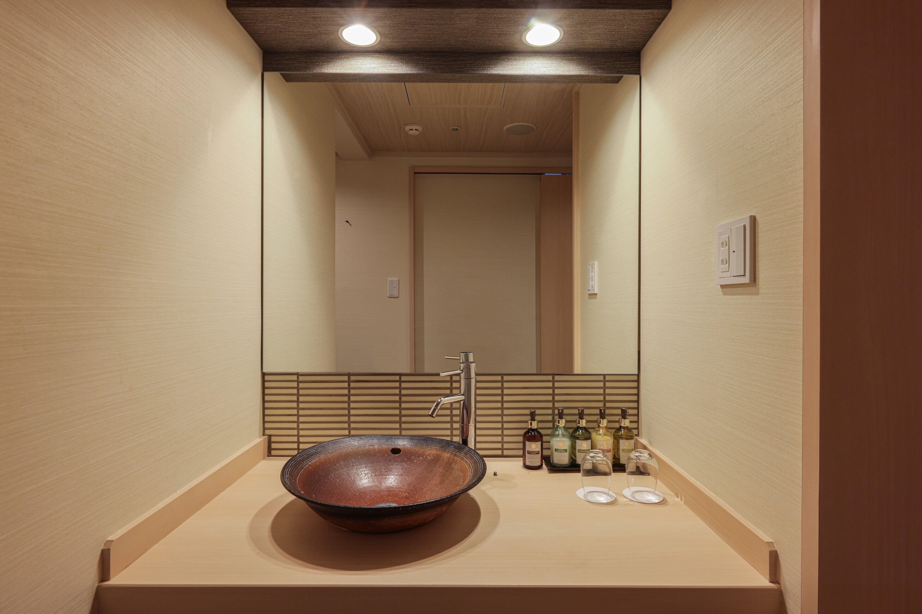 combined shower/bathtub, free toiletries, hair dryer, bathrobes