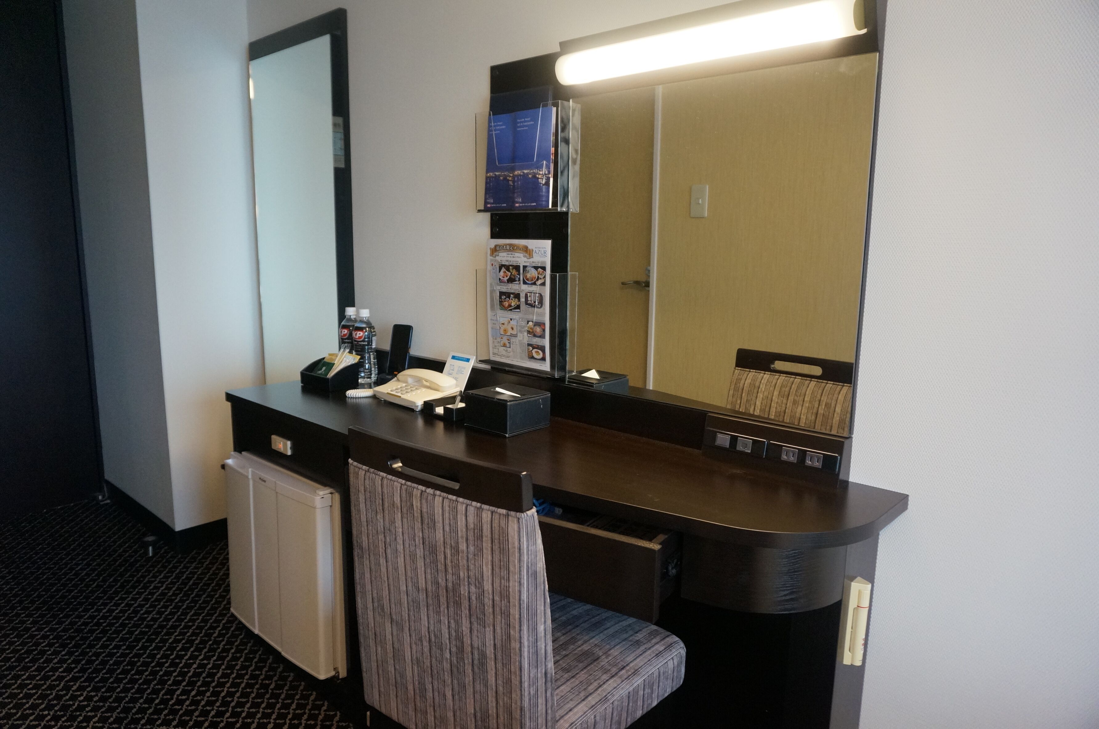 1 bedroom, premium bedding, desk, laptop workspace