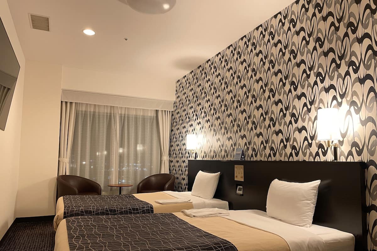 Luxe beddengoed, een bureau, een laptopwerkplek