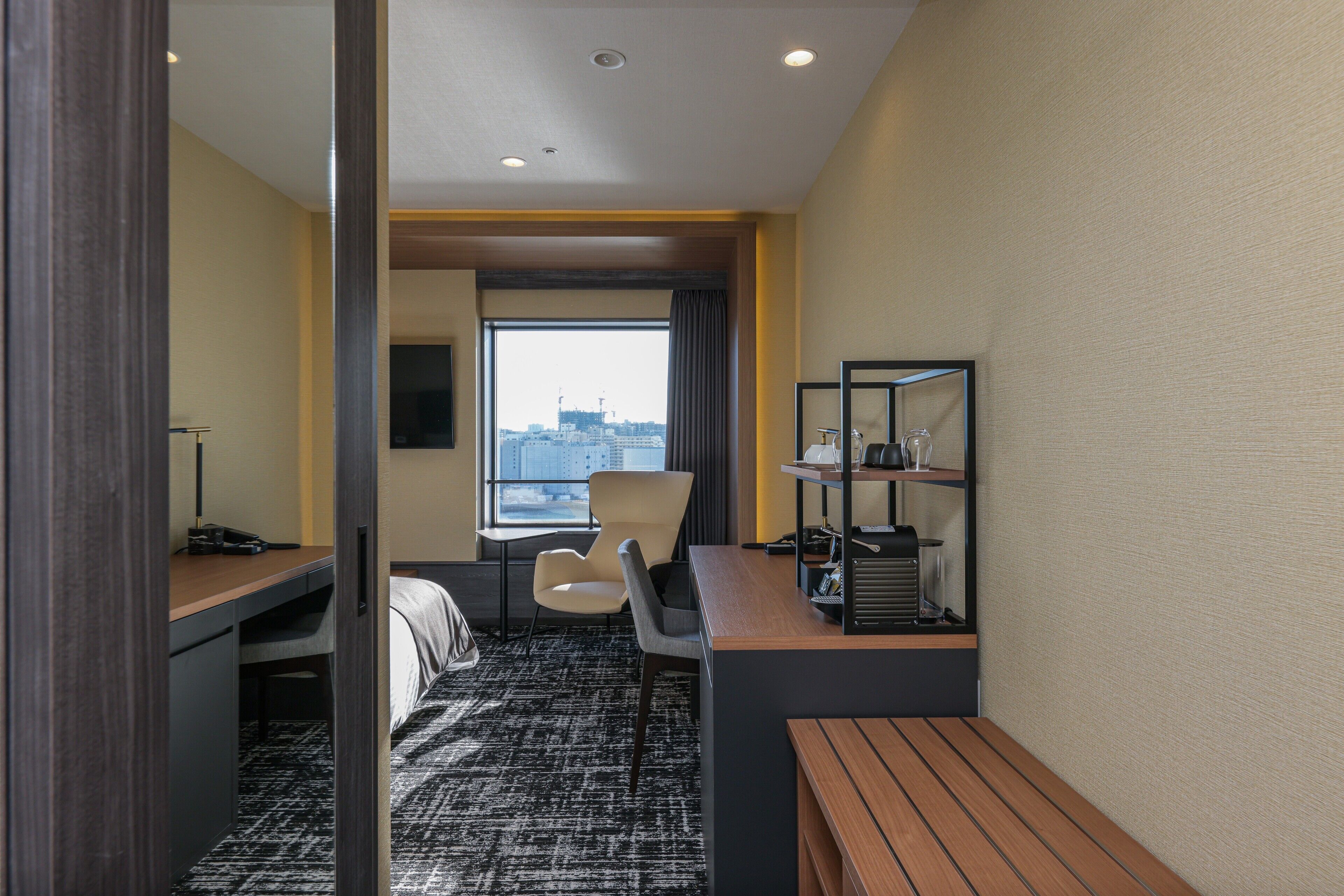 1 bedroom, premium bedding, desk, laptop workspace