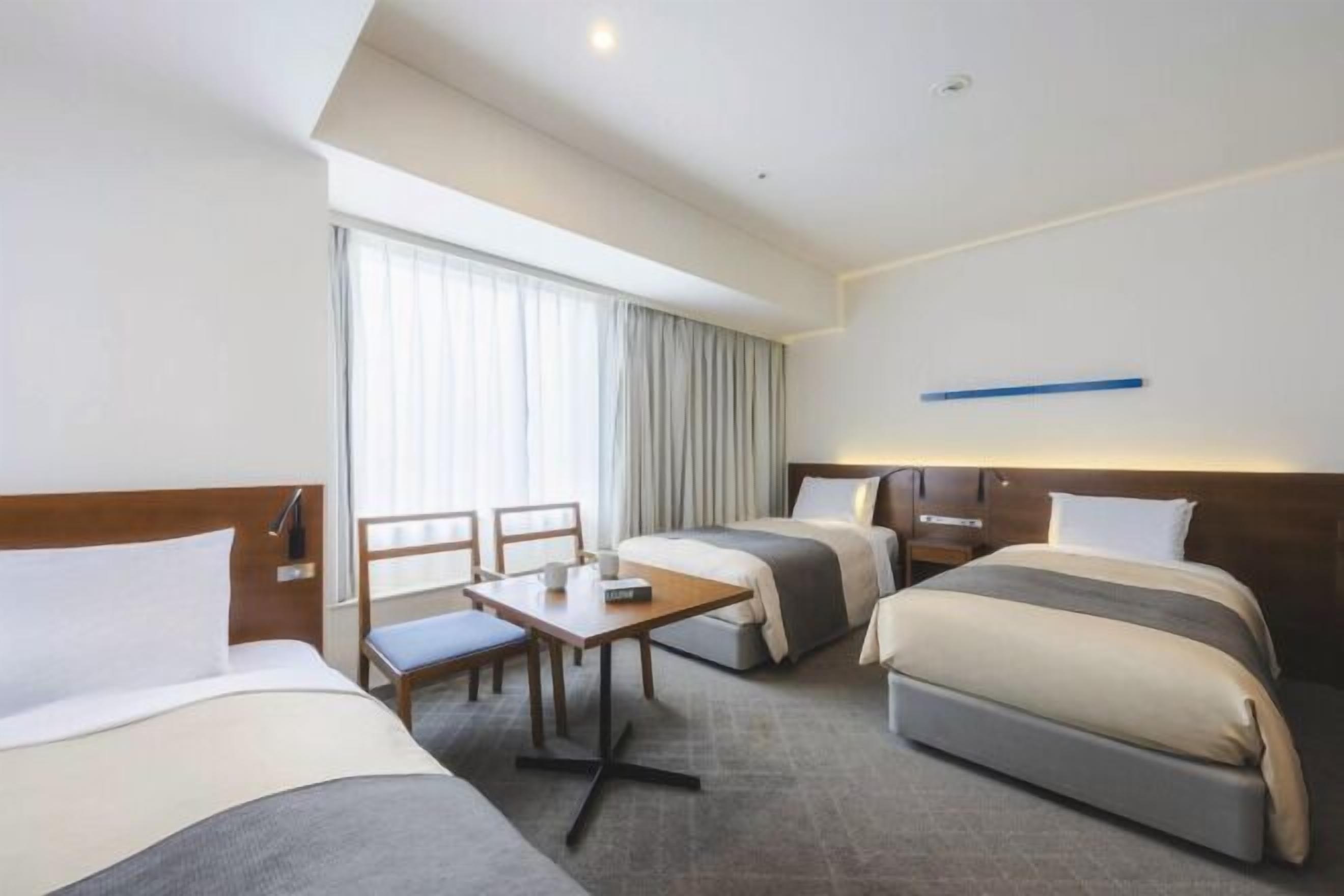 Escritorio, wifi gratis, ropa de cama