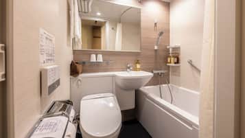 Bañera con ducha, secador de pelo, pantuflas, bidet