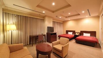 Junior Suite, 2 Twin Beds, Non Smoking | Living area | 20-inch TV with cable channels, table tennis, toys