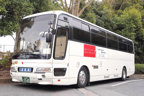 Un autobús lanzadera con un letrero que indica que es para el Aeropuerto de Narita.