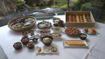Breakfast and dinner served, local cuisine
