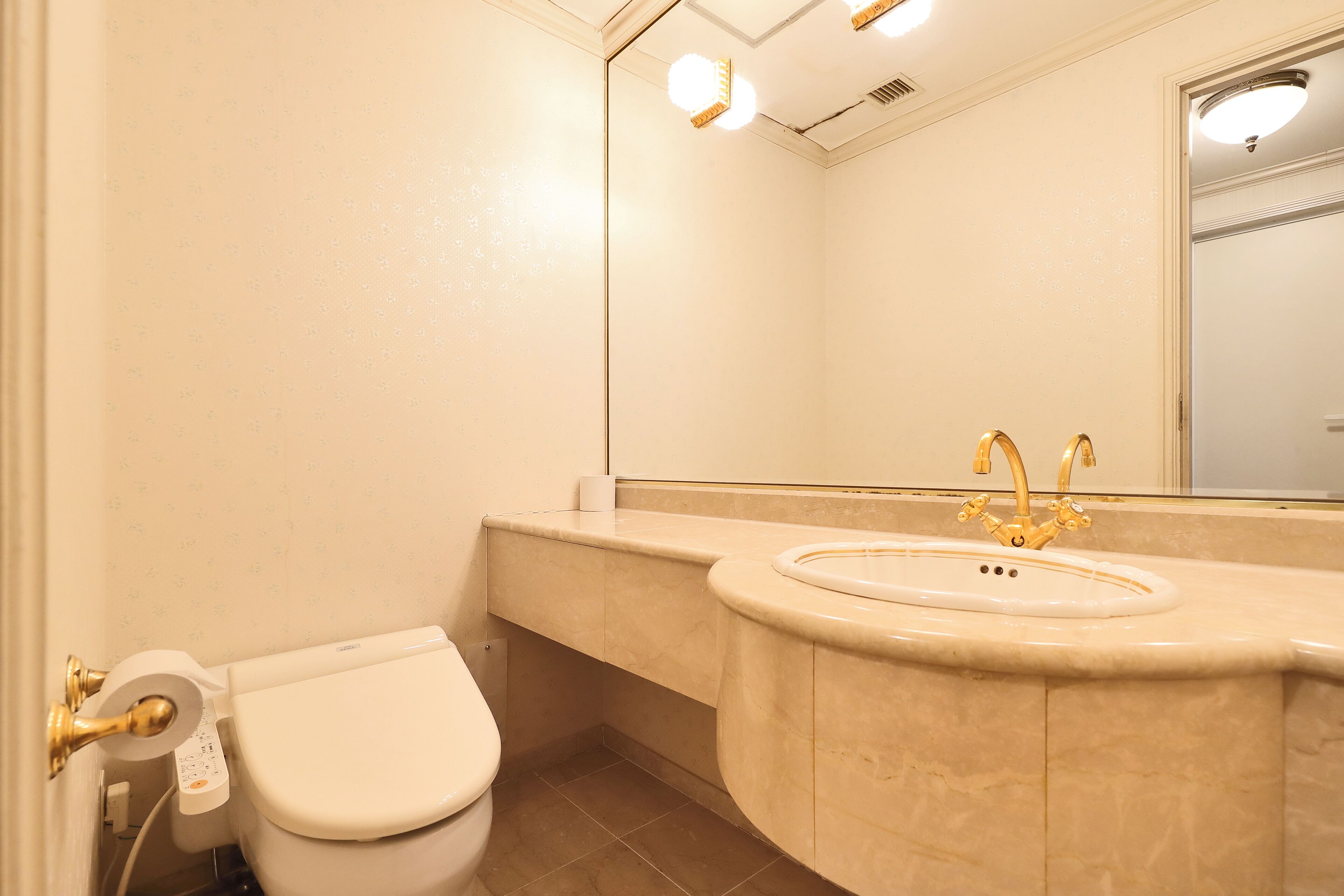 junior suite, 2 single beds, non smoking | bathroom | combined shower/bathtub, free toiletries, hair dryer, slippers