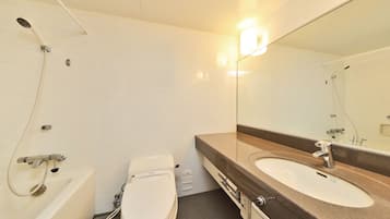 Deluxe Twin kamer, 2 eenpersoonsbedden, niet-roken | Badkamer | Een bad/douchecombinatie, gratis toiletartikelen, een haardroger