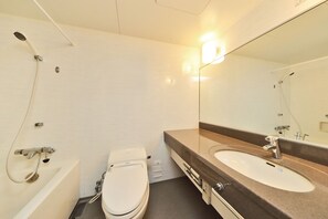 Quarto duplo luxo, 2 camas de solteiro, para não fumantes | Banheiro | Chuveiro/banheira combinados, produtos de toalete grátis