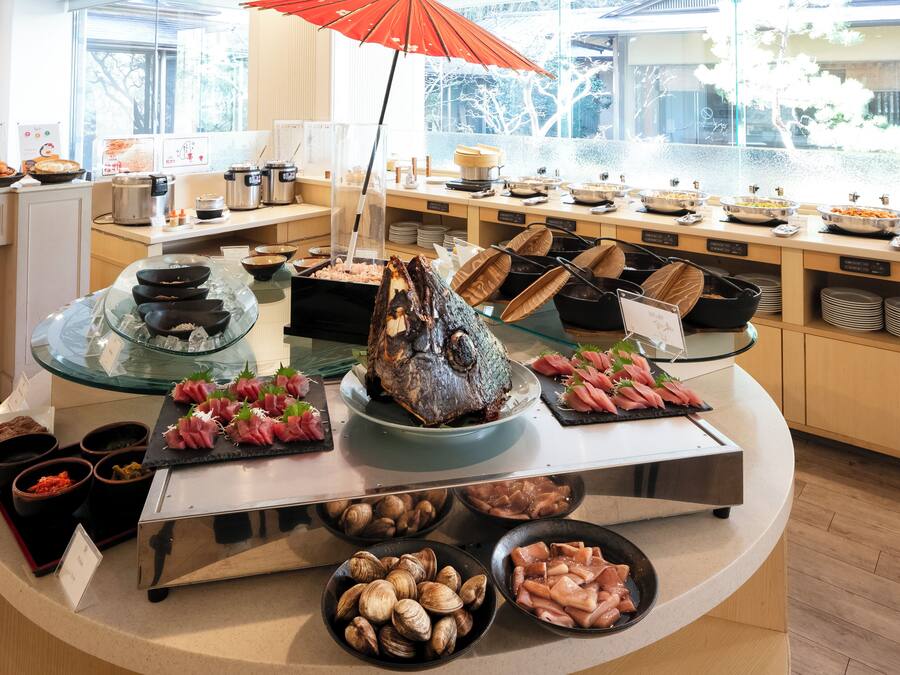 Se ofrece un desayuno bufé (2200 JPY por persona)