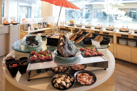 Daily buffet breakfast (JPY 2200 per person)