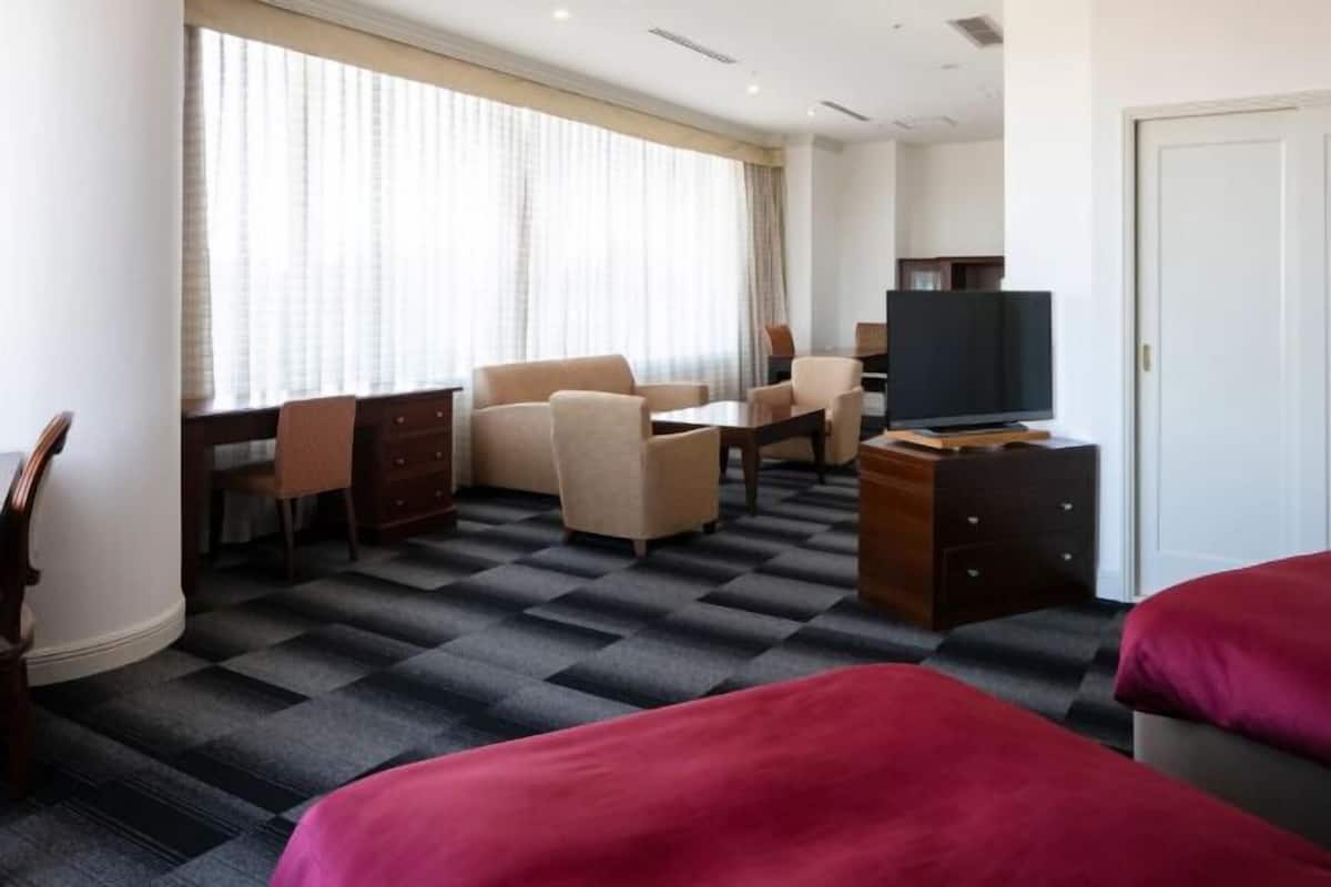 Bureau, rideaux occultants, fer et planche à repasser