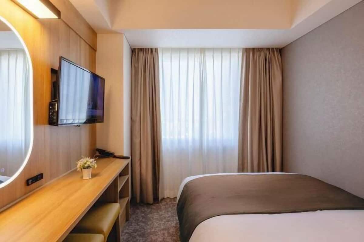 Premium bedding, down duvets, desk, blackout curtains