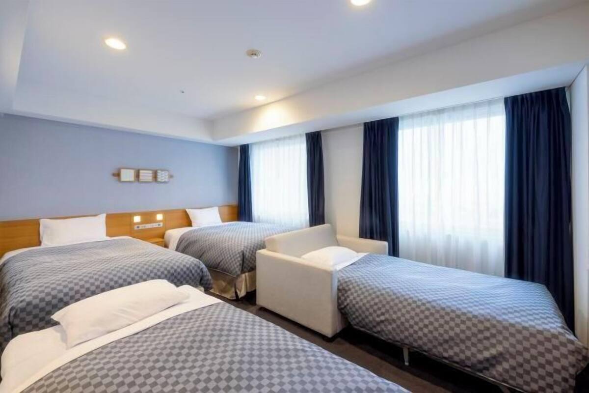 Premium bedding, down duvets, desk, blackout curtains